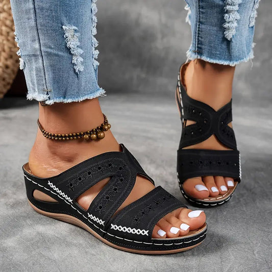 Sandales compensées brodées élégantes