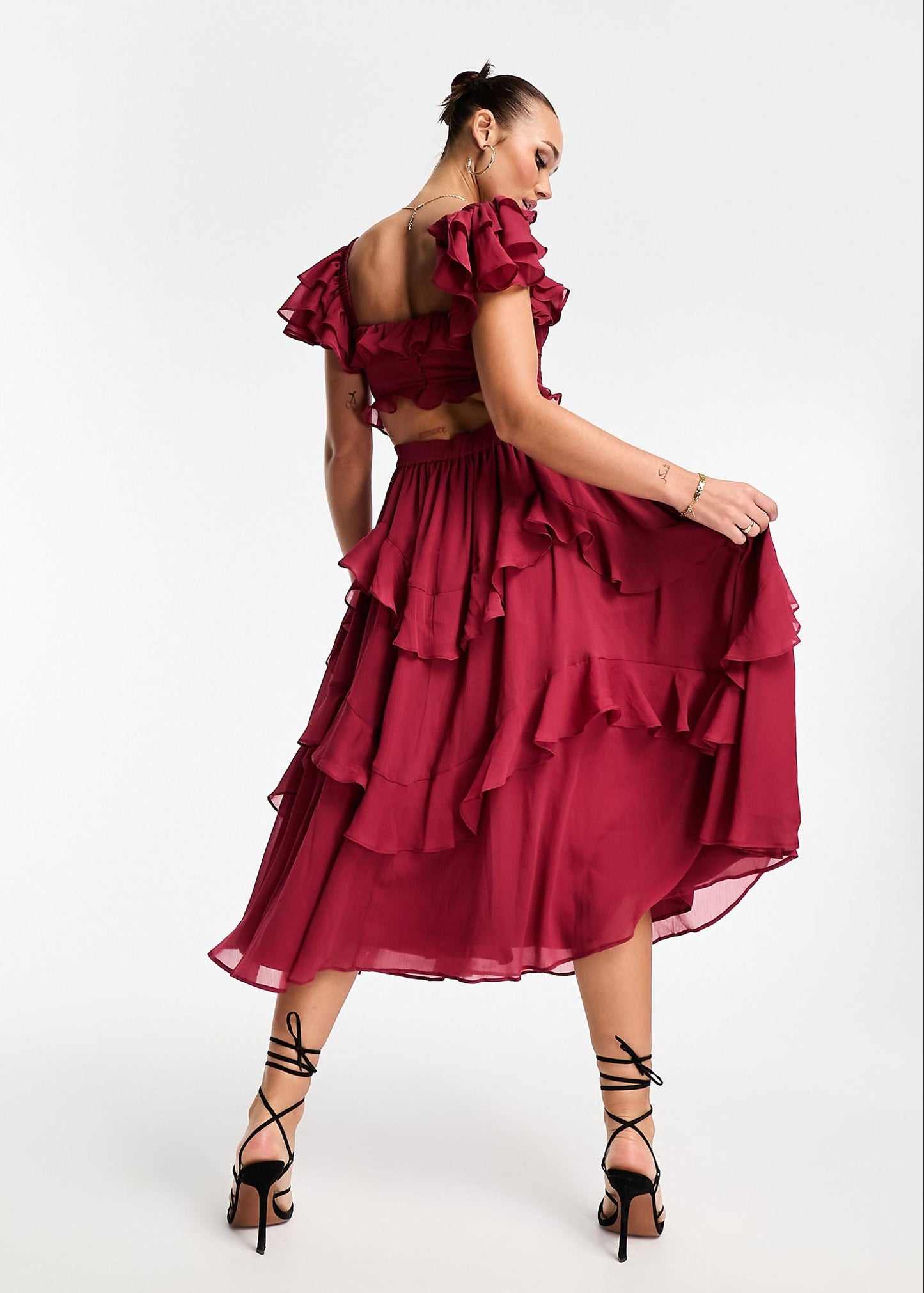 Robe longue rouge à volants élégante