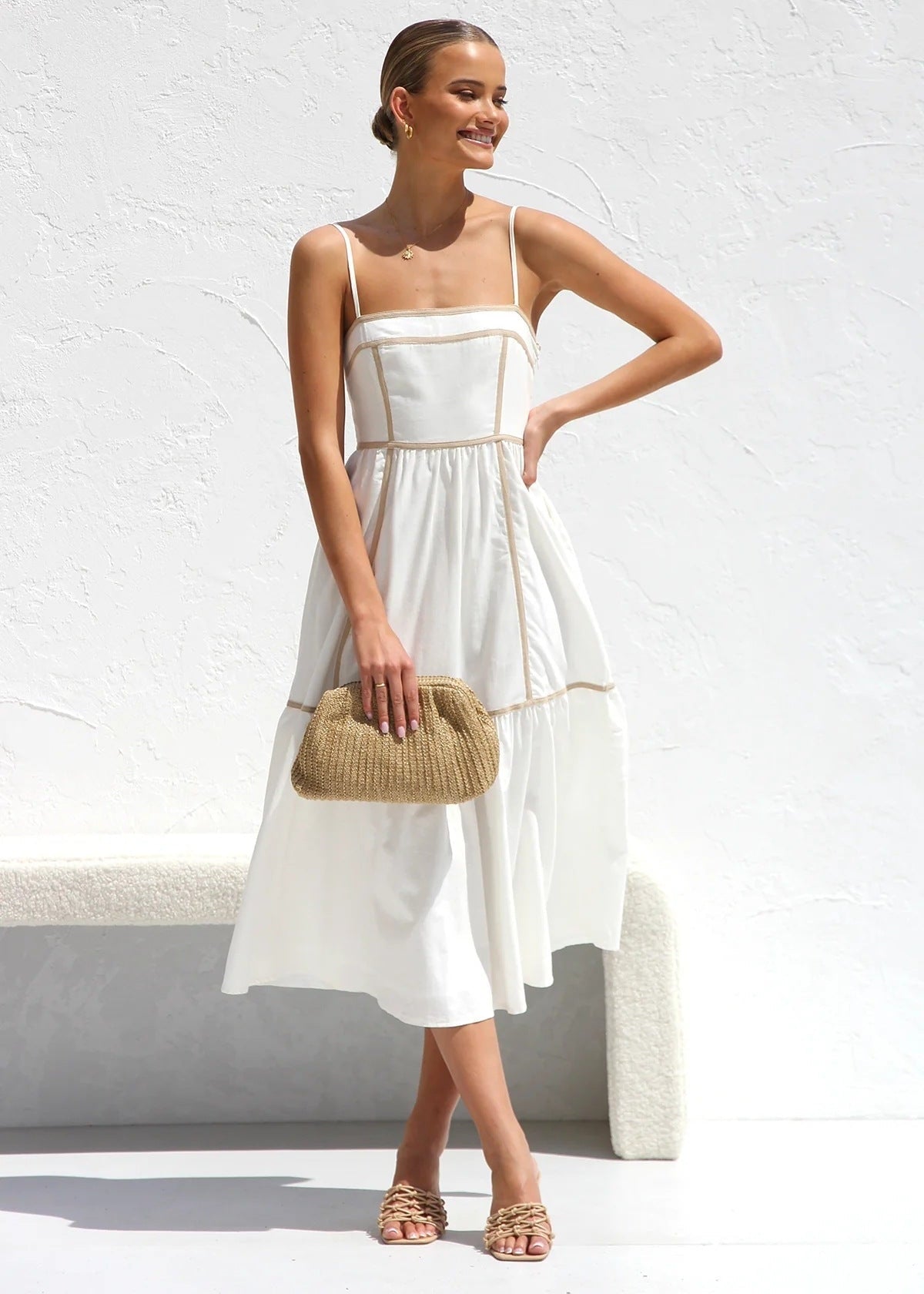 Robe mi-longue à bretelles fines et jupe volantée