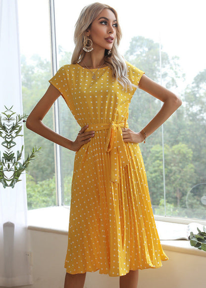 Robe midi à pois élégante ceinturée