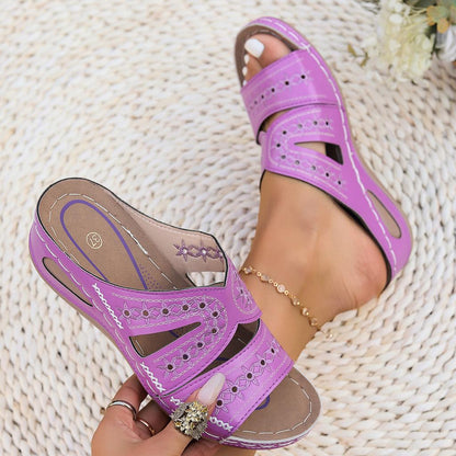 Sandales compensées brodées élégantes