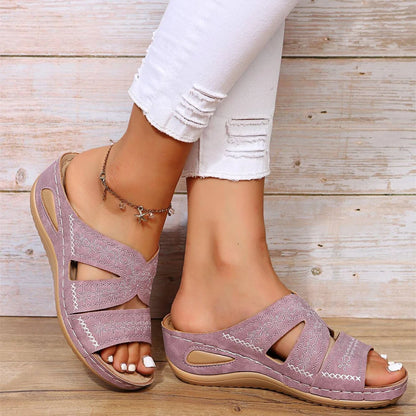 Sandales compensées brodées élégantes