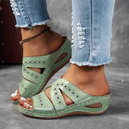 Sandales compensées brodées élégantes