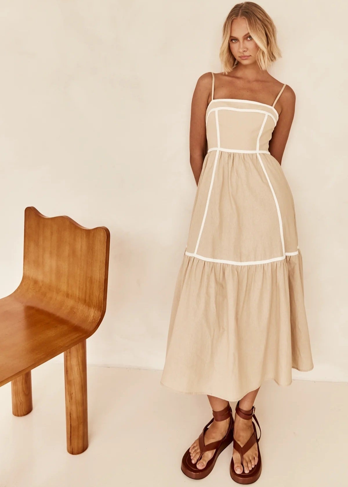 Robe mi-longue à bretelles fines et jupe volantée